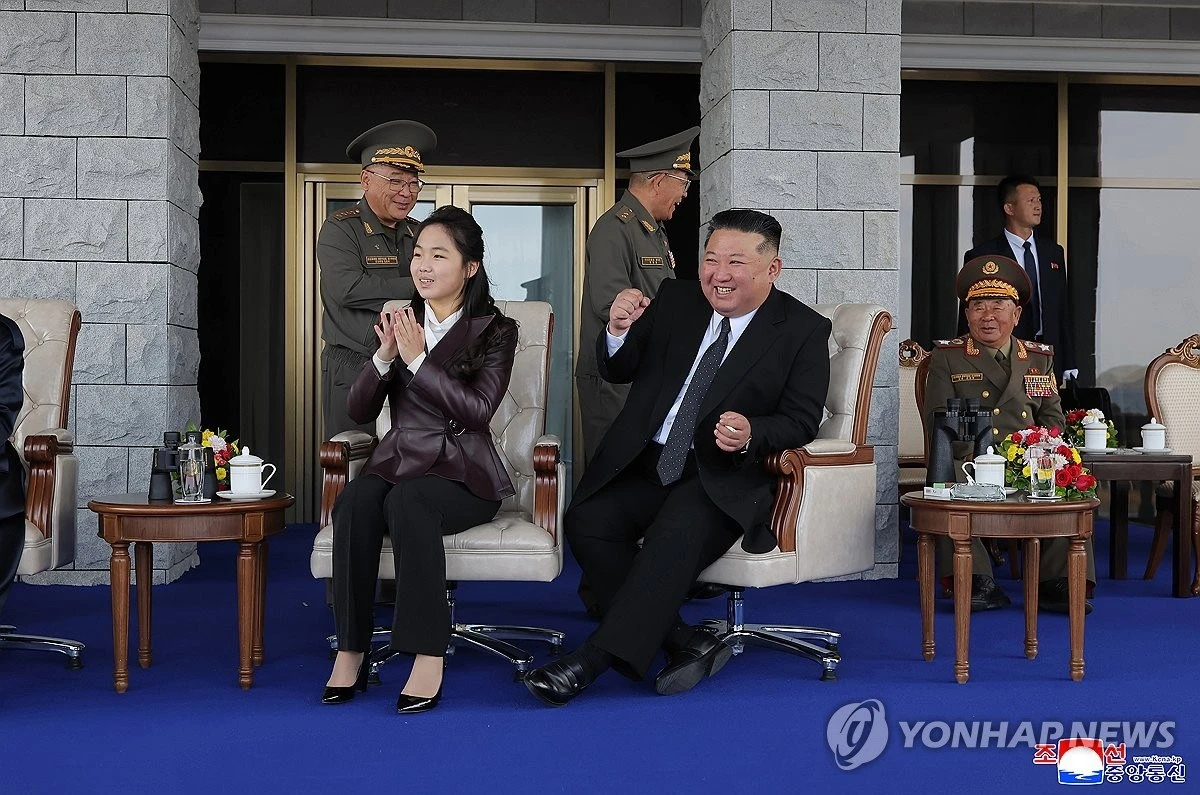 북한이 '저격수'라고 명명한 초정밀 600㎜ 대구경 방사포 전투사격을 진행했다고 조선중앙통신이 30일 보도했다. 전투사격은 전날인 29일 진행됐으며 김정은과 딸 김주애, 부인 리설주 등이 참관했다. / 조선중앙통신-연합뉴스