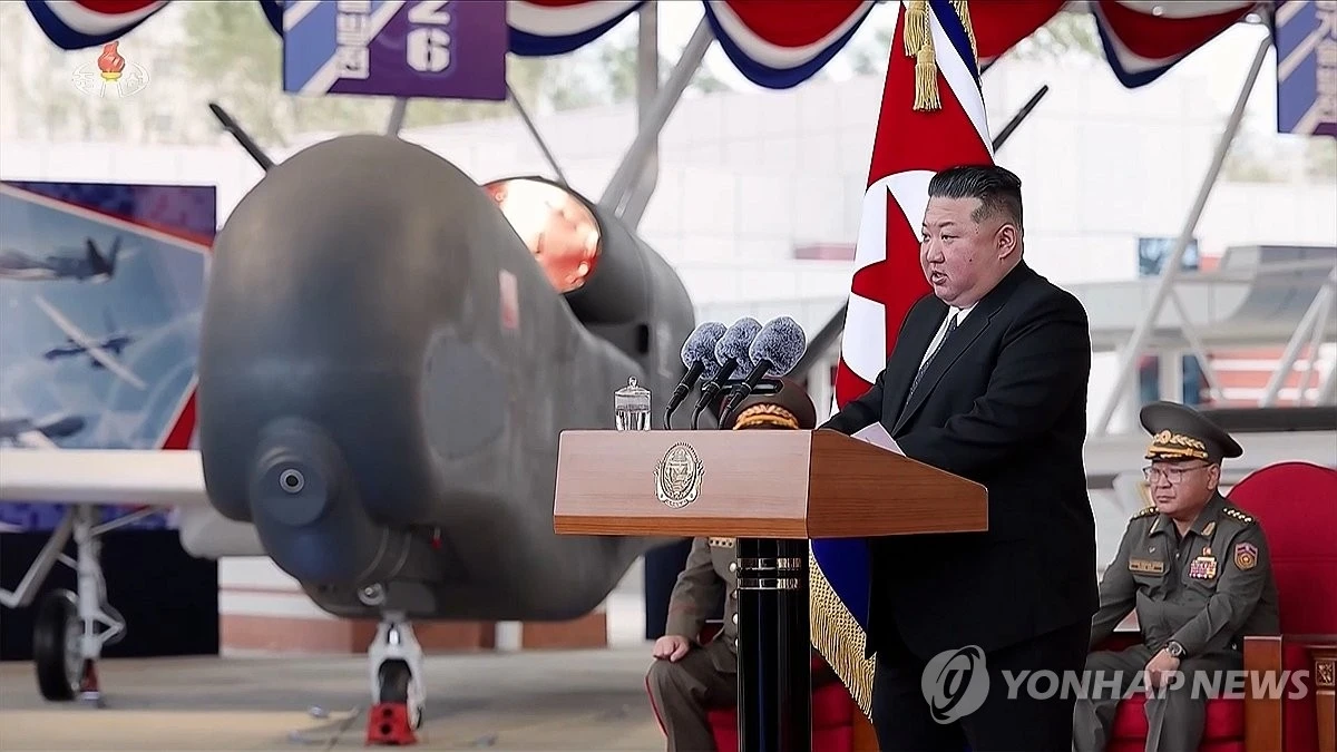 김정은이 지난 29일 '무인항공기술발전-2026' 전시회에서 연설했다고 북한 조선중앙TV가 30일 보도했다. / 조선중앙TV 화면-연합뉴스