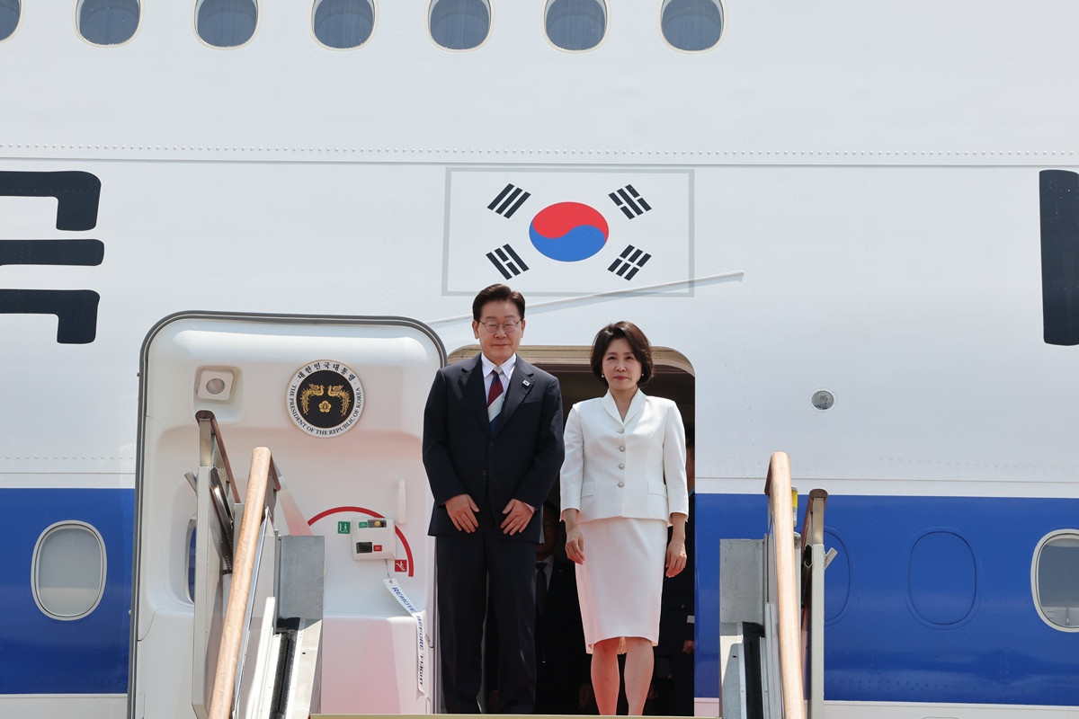 이재명 대통령과 김혜경 여사. 기사 이해를 돕기 위한 자료 사진. 이 대통령은 해외 순방이 잦다는 야권 일각의 비판을 겨냥해 '부처 눈에는 부처만 보이고 돼지 눈에는 돼지만 보인다고, 사람은 아는 만큼만 보이는 법이니 이해해 달라'라며 반박에 나섰다. 이 대통령은 31일 엑스에 올린 글에서 야권에서 제기된 해외 순방 비판에 청와대가 공정하지 않다며 반박한 내용을 다룬 기사를 인용하며 대통령의 해외 순방은 단순 관광이 아니라고 적은 한 네티즌의 글을 링크하며 이렇게 말했다. / 뉴스1