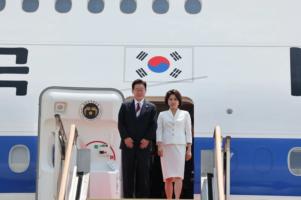 이재명 대통령과 김혜경 여사. 기사 이해를 돕기 위한 자료 사진. 이 대통령은 해외 순방이 잦다는 야권 일각의 비판을 겨냥해 '부처 눈에는 부처만 보이고 돼지 눈에는 돼지만 보인다고, 사람은 아는 만큼만 보이는 법이니 이해해 달라'라며 반박에 나섰다. 이 대통령은 31일 엑스에 올린 글에서 야권에서 제기된 해외 순방 비판에 청와대가 공정하지 않다며 반박한 내용을 다룬 기사를 인용하며 대통령의 해외 순방은 단순 관광이 아니라고 적은 한 네티즌의 글을 링크하며 이렇게 말했다. / 뉴스1