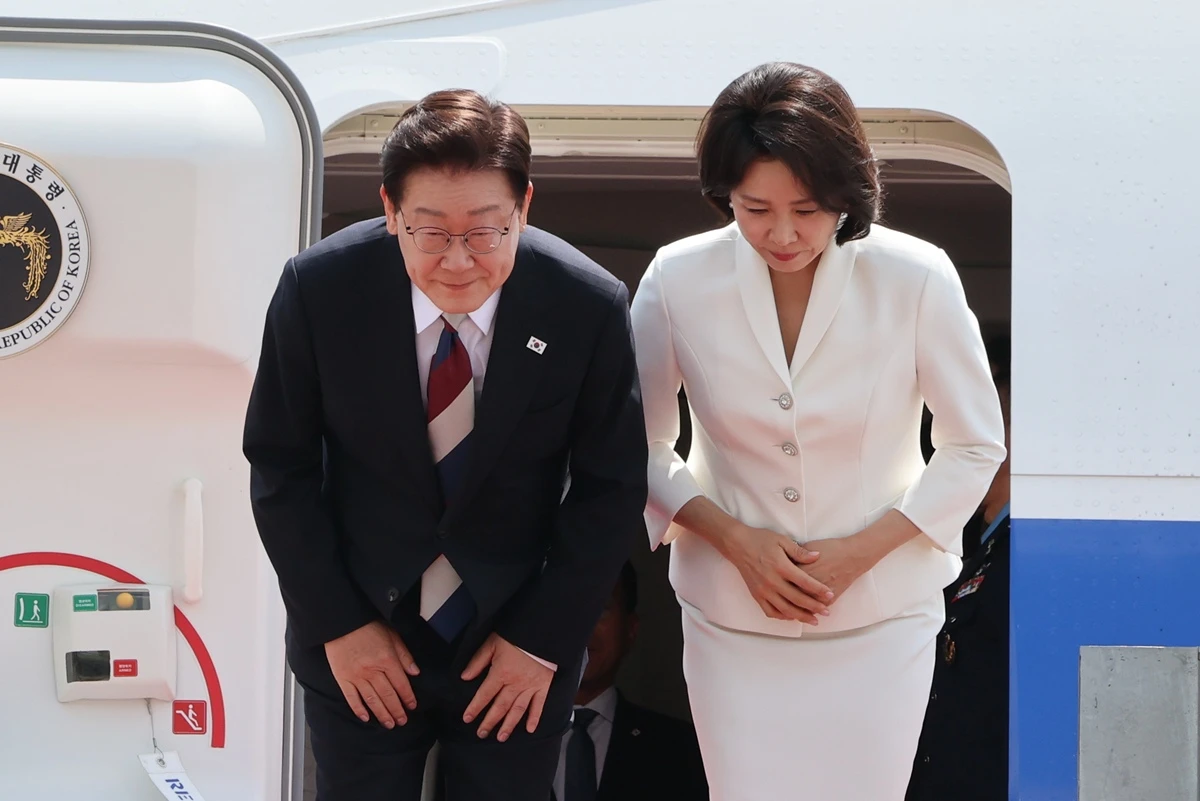 이재명 대통령과 김혜경 여사. 기사 이해를 돕기 위한 자료 사진. 이 대통령은 해외 순방이 잦다는 야권 일각의 비판을 겨냥해 '부처 눈에는 부처만 보이고 돼지 눈에는 돼지만 보인다고, 사람은 아는 만큼만 보이는 법이니 이해해 달라'라며 반박에 나섰다. 이 대통령은 31일 엑스에 올린 글에서 야권에서 제기된 해외 순방 비판에 청와대가 공정하지 않다며 반박한 내용을 다룬 기사를 인용하며 대통령의 해외 순방은 단순 관광이 아니라고 적은 한 네티즌의 글을 링크하며 이렇게 말했다. / 뉴스1