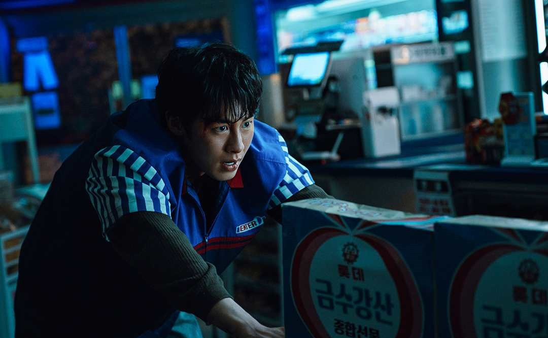 '꿀알바' 스틸컷. '꿀알바'는 시급 50배부터 시작하는 꿀알바만을 소개하는 이상한 인력사무소를 배경으로 청년 '혁준'(이재욱)이 악몽 같은 노동 현장에 투입되며 펼쳐지는 생계형 밥벌이 호러 시리즈다. / 넷플릭스