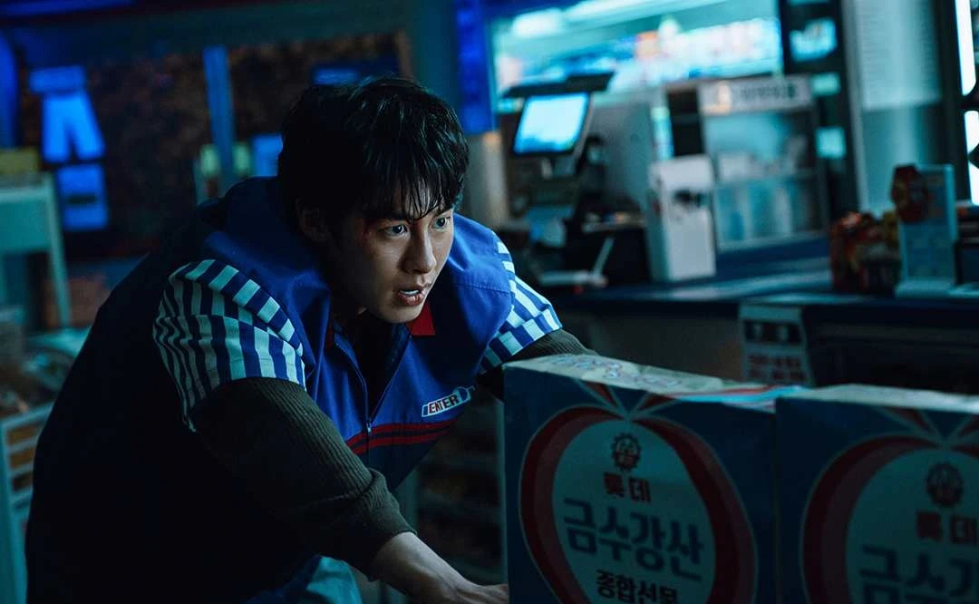 '꿀알바' 스틸컷. '꿀알바'는 시급 50배부터 시작하는 꿀알바만을 소개하는 이상한 인력사무소를 배경으로 청년 '혁준'(이재욱)이 악몽 같은 노동 현장에 투입되며 펼쳐지는 생계형 밥벌이 호러 시리즈다. / 넷플릭스