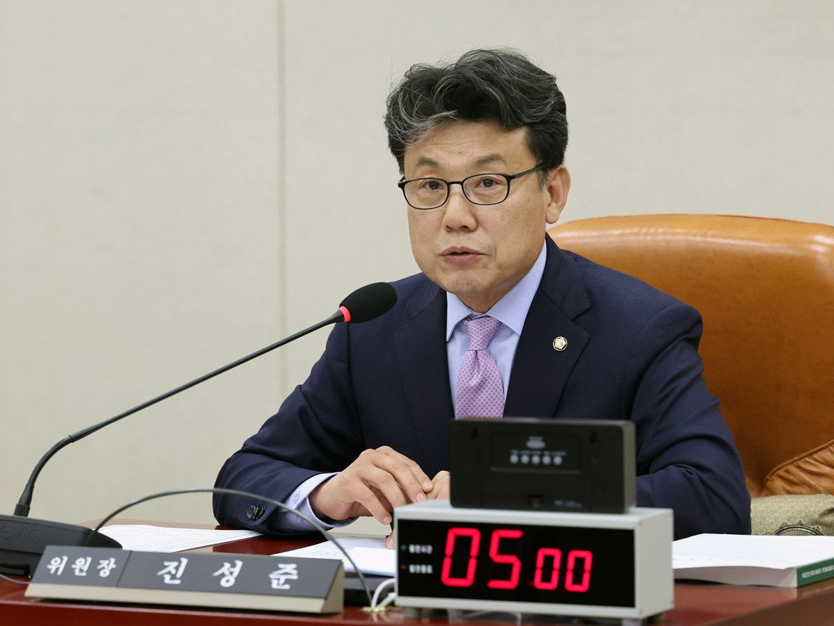 국회 국방위원장인 진성준 더불어민주당 의원 자료 사진. 진 의원은 우여곡절 끝에 미국 관용 비자를 받은 것으로 전해졌다. 이에 따라 국회 국방위의 미국 태평양사령부 방문은 예정대로 진행되게 됐다. 진 의원은 31일 페이스북에 올린 글에서 '오늘 주한미국대사관으로부터 입국사증을 받았다'라며 '뒤늦게나마 미국 국무부가 대한민국 국회 국방위원장의 공무 비자(A-2)를 발급한 것을 다행스럽게 생각한다'라고 밝혔다. / 뉴스1