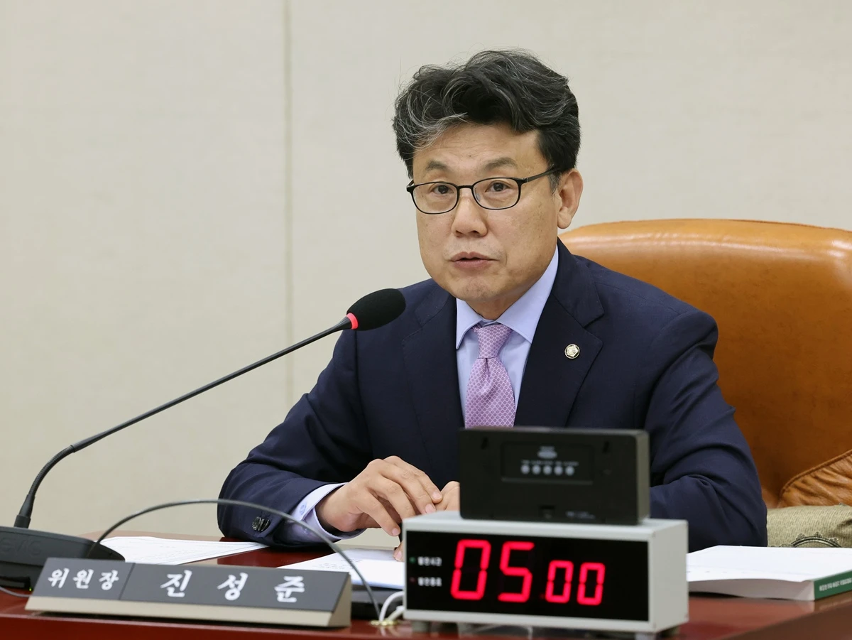국회 국방위원장인 진성준 더불어민주당 의원 자료 사진. 진 의원은 우여곡절 끝에 미국 관용 비자를 받은 것으로 전해졌다. 이에 따라 국회 국방위의 미국 태평양사령부 방문은 예정대로 진행되게 됐다. 진 의원은 31일 페이스북에 올린 글에서 '오늘 주한미국대사관으로부터 입국사증을 받았다'라며 '뒤늦게나마 미국 국무부가 대한민국 국회 국방위원장의 공무 비자(A-2)를 발급한 것을 다행스럽게 생각한다'라고 밝혔다. / 뉴스1