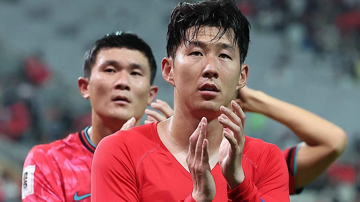 2024년 9월 5일 오후 서울 마포구 서울월드컵경기장에서 열린 2026 국제축구연맹(FIFA) 북중미 월드컵 아시아 3차 예선 B조 1차전 대한민국과 팔레스타인의 경기, 팔레스타인을 상대로 0대0 무승부를 기록한 축구대표팀 손흥민과 김민재가 경기 후 팬들에게 인사하고 있다 / 뉴스1