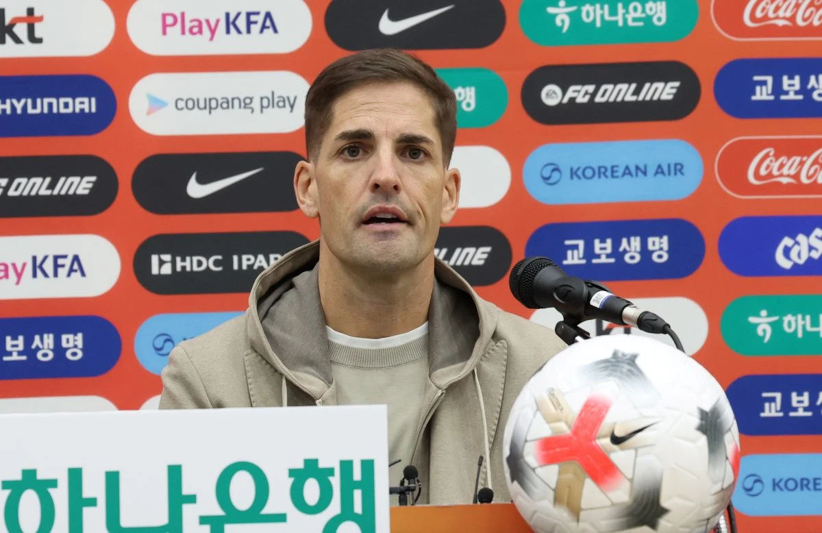 로베르트 모레노 한국 축구 대표팀 감독이 29일 천안시 코리아풋볼파크에서 11월 중동 원정 평가전에 나설 축구대표팀 명단을 발표하고 있다. / 뉴스1