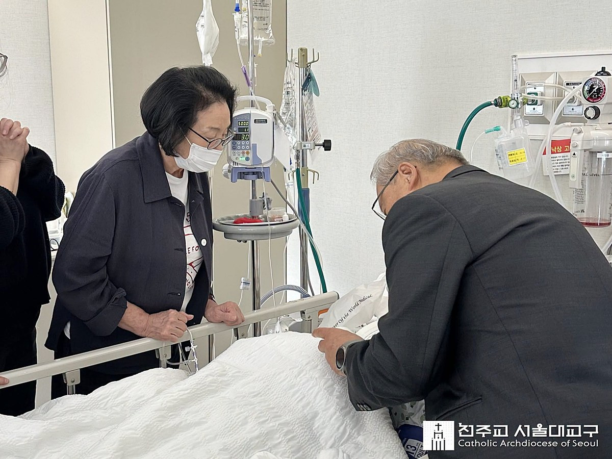 별세한 배우 최불암이 생전에 병실에서 병자성사를 받는 모습. 천주교 서울대교구가 30일 당시 사진을 공개했다. 천주교 서울대교구에 따르면 염수정 추기경은 지난 20일 오후 서울 강서구에 있는 한 병원에서 입원 치료를 받던 최불암의 병실을 찾아 병자성사를 집전했다. 병자성사(病者聖事)는 아프거나 위중한 신자에게 은총을 베풀고 구원을 비는 천주교 의식이다. 최불암은 병자성사를 받기 며칠 전까지만 해도 병원 간호사들과 대화를 하고 노래도 부르는 등 위중하지 않았으나 건강이 급격히 악화한 것으로 전해졌다. / 천주교 서울대교구 제공