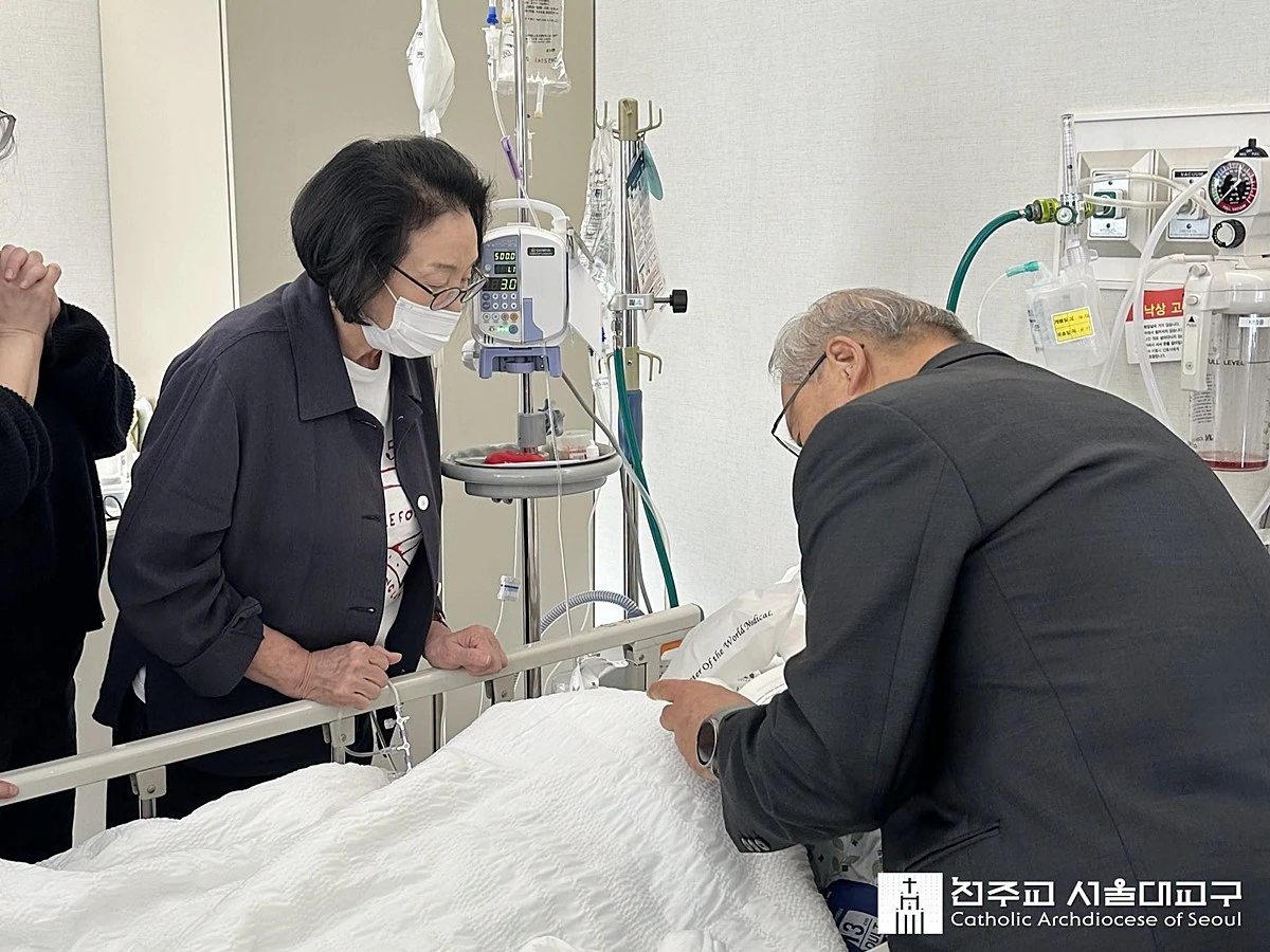 별세한 배우 최불암이 생전에 병실에서 병자성사를 받는 모습. 천주교 서울대교구가 30일 당시 사진을 공개했다. 천주교 서울대교구에 따르면 염수정 추기경은 지난 20일 오후 서울 강서구에 있는 한 병원에서 입원 치료를 받던 최불암의 병실을 찾아 병자성사를 집전했다. 병자성사(病者聖事)는 아프거나 위중한 신자에게 은총을 베풀고 구원을 비는 천주교 의식이다. 최불암은 병자성사를 받기 며칠 전까지만 해도 병원 간호사들과 대화를 하고 노래도 부르는 등 위중하지 않았으나 건강이 급격히 악화한 것으로 전해졌다. / 천주교 서울대교구 제공