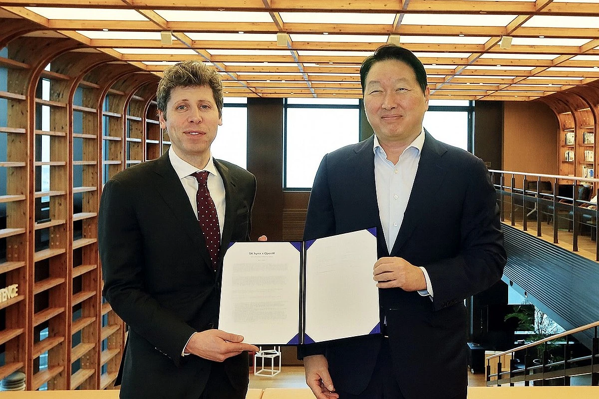 최태원 SK그룹 회장과 샘 올트먼 오픈AI 최고경영자(CEO)가 2025년 10월 1일 서울 종로구 SK서린빌딩에서 메모리 공급 의향서(LOI)와 서남권 AI DC 협력에 관한 양해각서(MOU)를 체결한 뒤 기념촬영하고 있다. / 연합뉴스