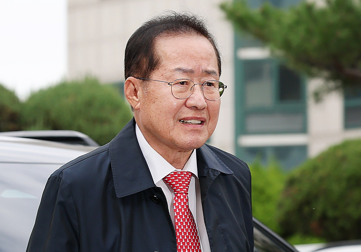 홍준표 전 대구시장이 27일 오전 정치자금법 위반 혐의로 구속 전 피의자 심문(영장실질심사)을 받는 측근을 변호하기 위해 변호인 신분으로 대구지방법원에 도착해 법정으로 향하고 있다. 기사 이해를 돕기 위한 자료 사진. 홍 전 대구시장은 과거 동료 변호사에게 속아 벤처기업에 투자했다가 1억 3000만 원을 잃은 사연을 공개했다. 홍 전 시장은 31일 페이스북에 올린 글에서 '증시에 상장된 주식을 단 한 번도 사본 일이 없다'라며 과거 투자 실패 경험이 있다고 밝혔다. / 뉴스1
