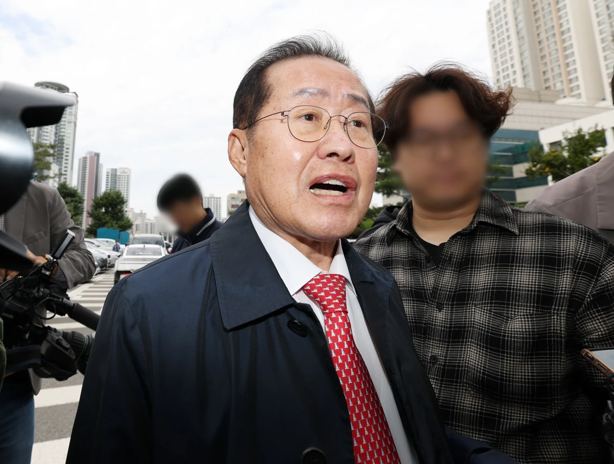 홍준표 전 대구시장이 27일 오전 정치자금법 위반 혐의로 구속 전 피의자 심문(영장실질심사)을 받는 측근을 변호하기 위해 변호인 신분으로 대구지방법원에 도착해 법정으로 향하고 있다. 기사 이해를 돕기 위한 자료 사진. 홍 전 대구시장은 과거 동료 변호사에게 속아 벤처기업에 투자했다가 1억 3000만 원을 잃은 사연을 공개했다. 홍 전 시장은 31일 페이스북에 올린 글에서 '증시에 상장된 주식을 단 한 번도 사본 일이 없다'라며 과거 투자 실패 경험이 있다고 밝혔다. / 뉴스1