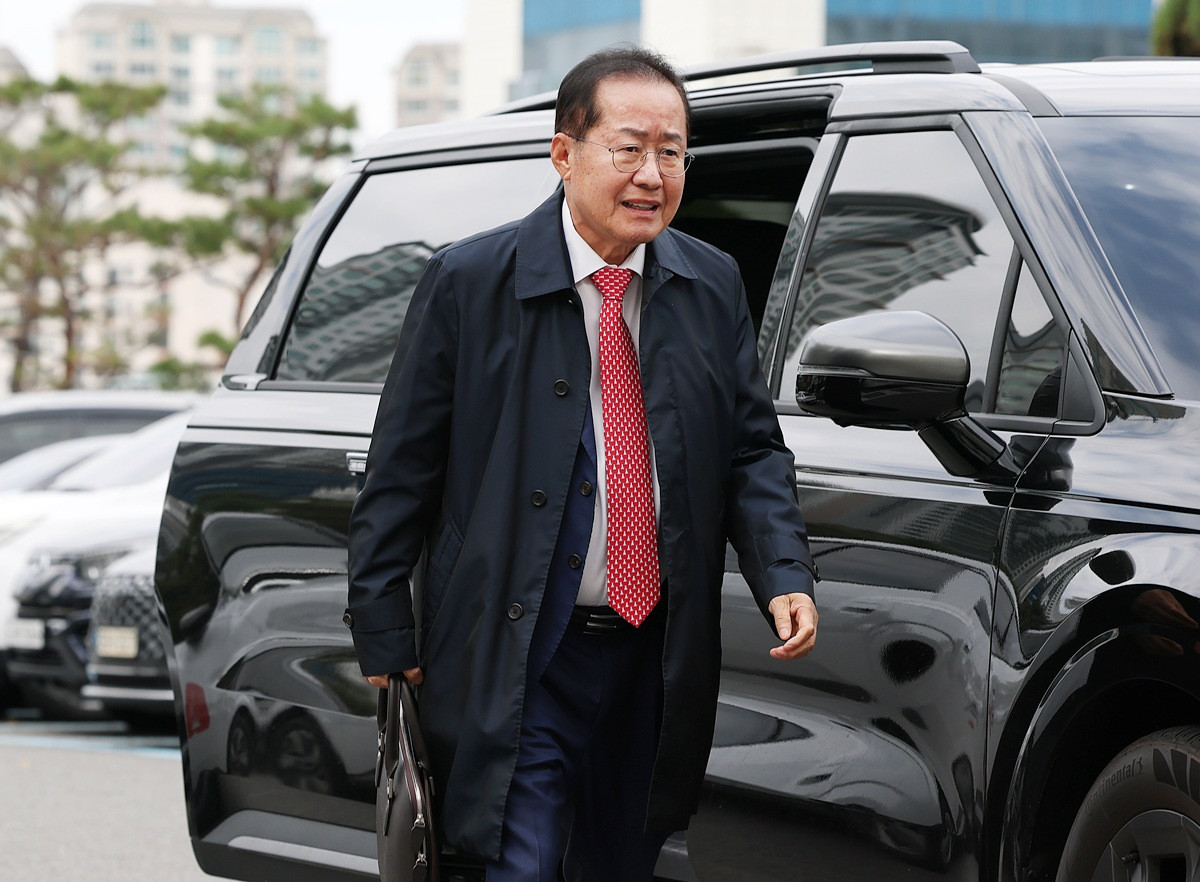 홍준표 전 대구시장이 27일 오전 정치자금법 위반 혐의로 구속 전 피의자 심문(영장실질심사)을 받는 측근을 변호하기 위해 변호인 신분으로 대구지방법원에 도착해 법정으로 향하고 있다. 기사 이해를 돕기 위한 자료 사진. 홍 전 대구시장은 과거 동료 변호사에게 속아 벤처기업에 투자했다가 1억 3000만 원을 잃은 사연을 공개했다. 홍 전 시장은 31일 페이스북에 올린 글에서 '증시에 상장된 주식을 단 한 번도 사본 일이 없다'라며 과거 투자 실패 경험이 있다고 밝혔다. / 뉴스1