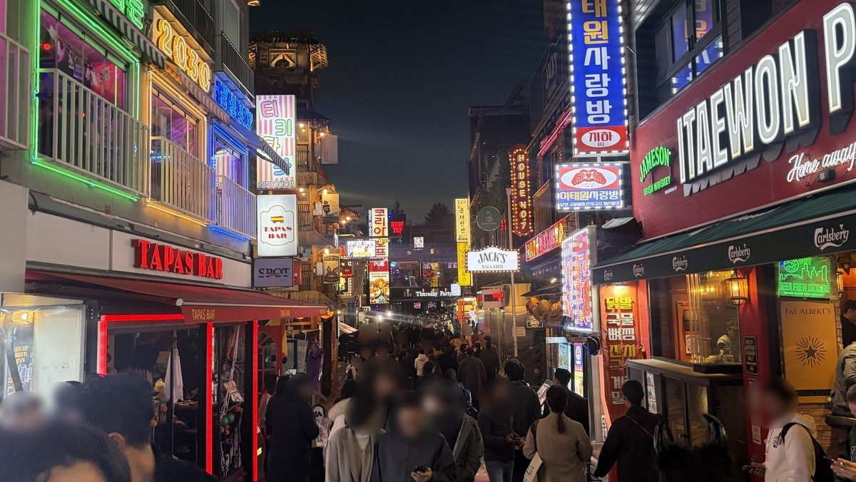 주말 겹친 핼러윈 저녁…홍대 12만·이태원 2만명 '인파 북적'