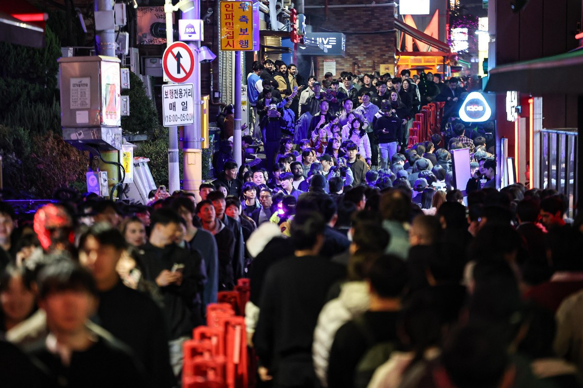 핼러윈을 맞은 지난달 31일 서울 용산구 이태원 세계음식거리가 시민과 관광객들로 붐비고 있다. / 뉴스1