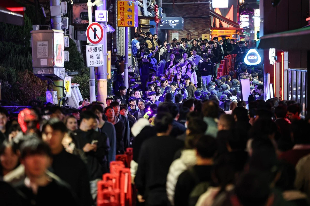 핼러윈을 맞은 지난달  31일 서울 용산구 이태원 세계음식거리가 시민과 관광객들로 붐비고 있다. / 뉴스1