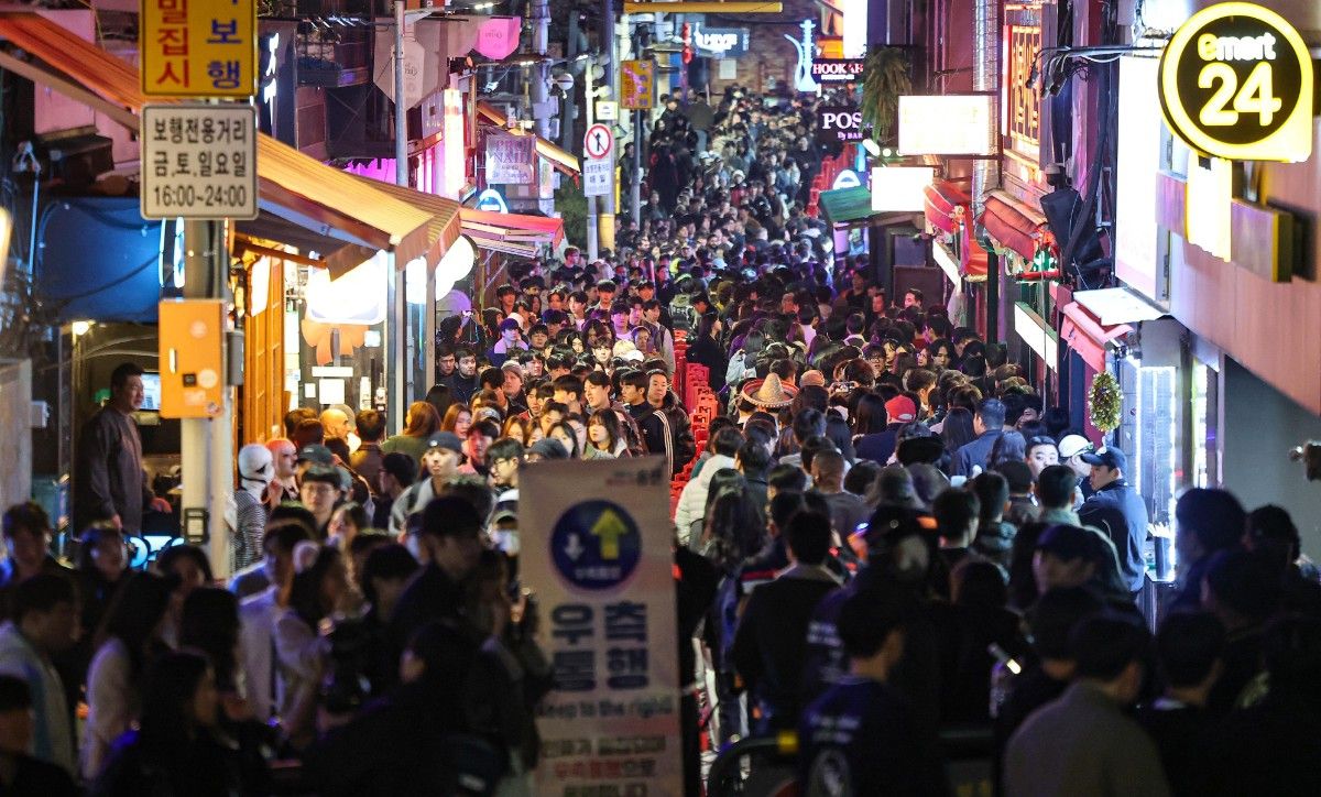 핼러윈을 맞은 지난달 31일 서울 용산구 이태원 세계음식거리가 시민과 관광객들로 붐비고 있다. / 뉴스1