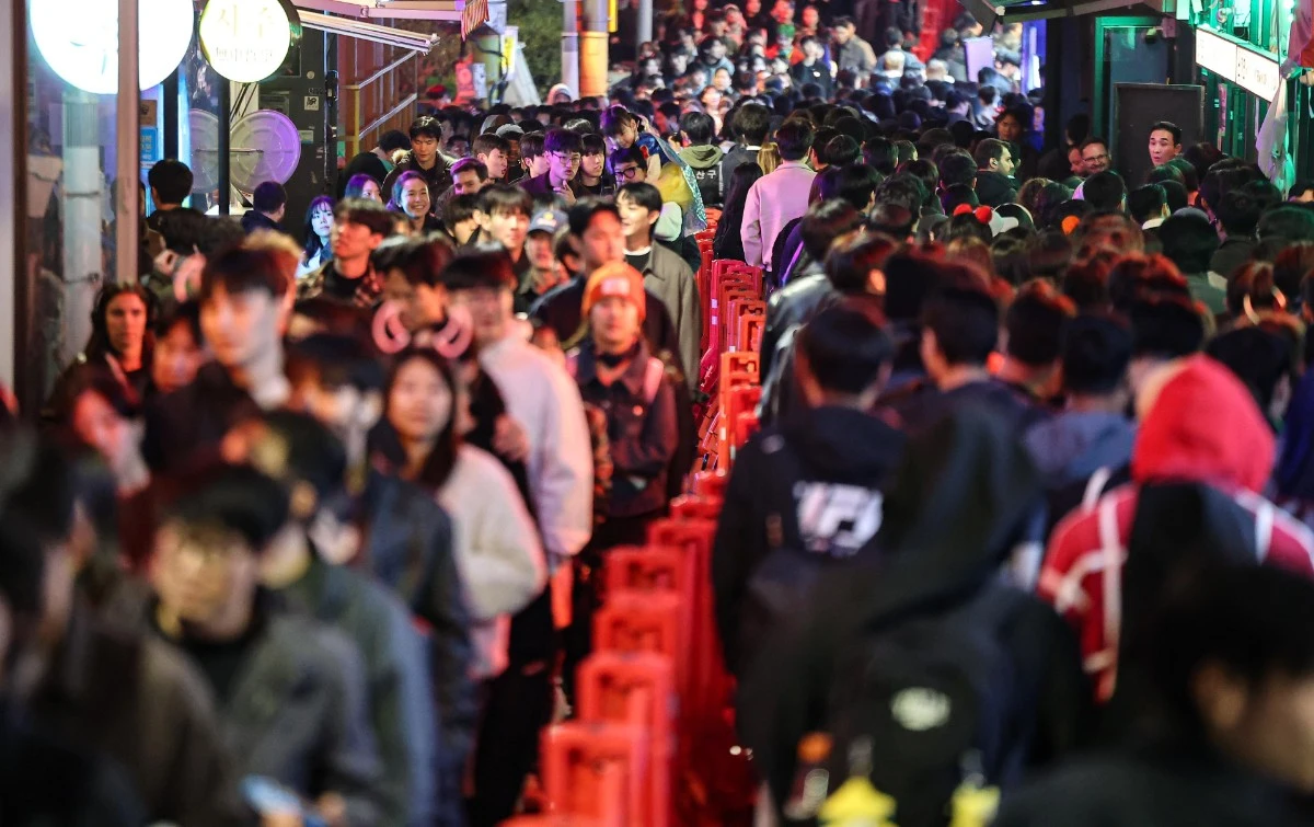 핼러윈을 맞은 지난달 31일 서울 용산구 이태원 세계음식문화거리에 인파 사고 방지를 위해 우측 통행을 유도하는 펜스가 설치돼 있다. / 뉴스1