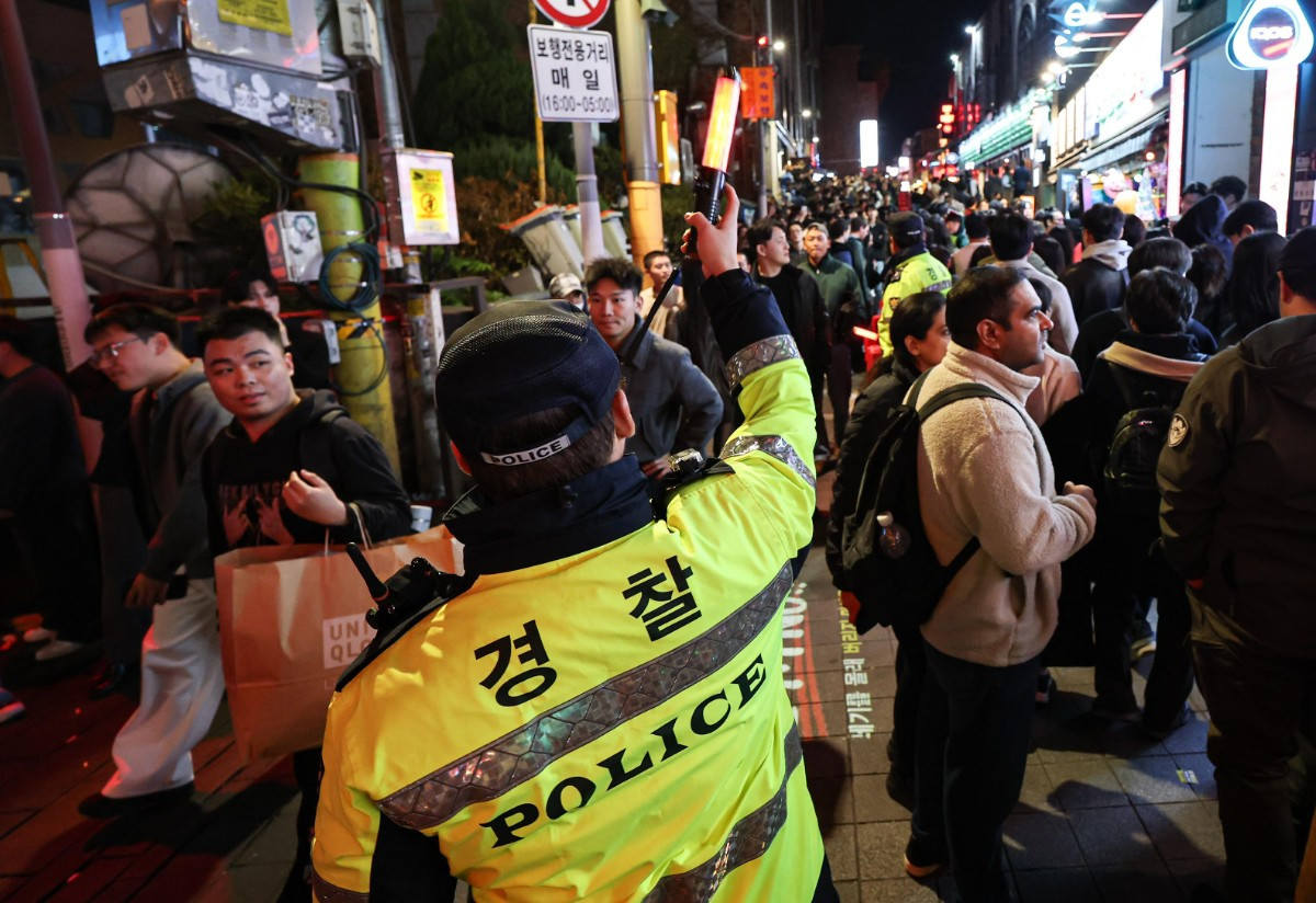 핼러윈을 맞은 지난달 31일 서울 용산구 이태원 세계음식문화거리에서 경찰이 안전 관리를 하고 있다. / 뉴스1