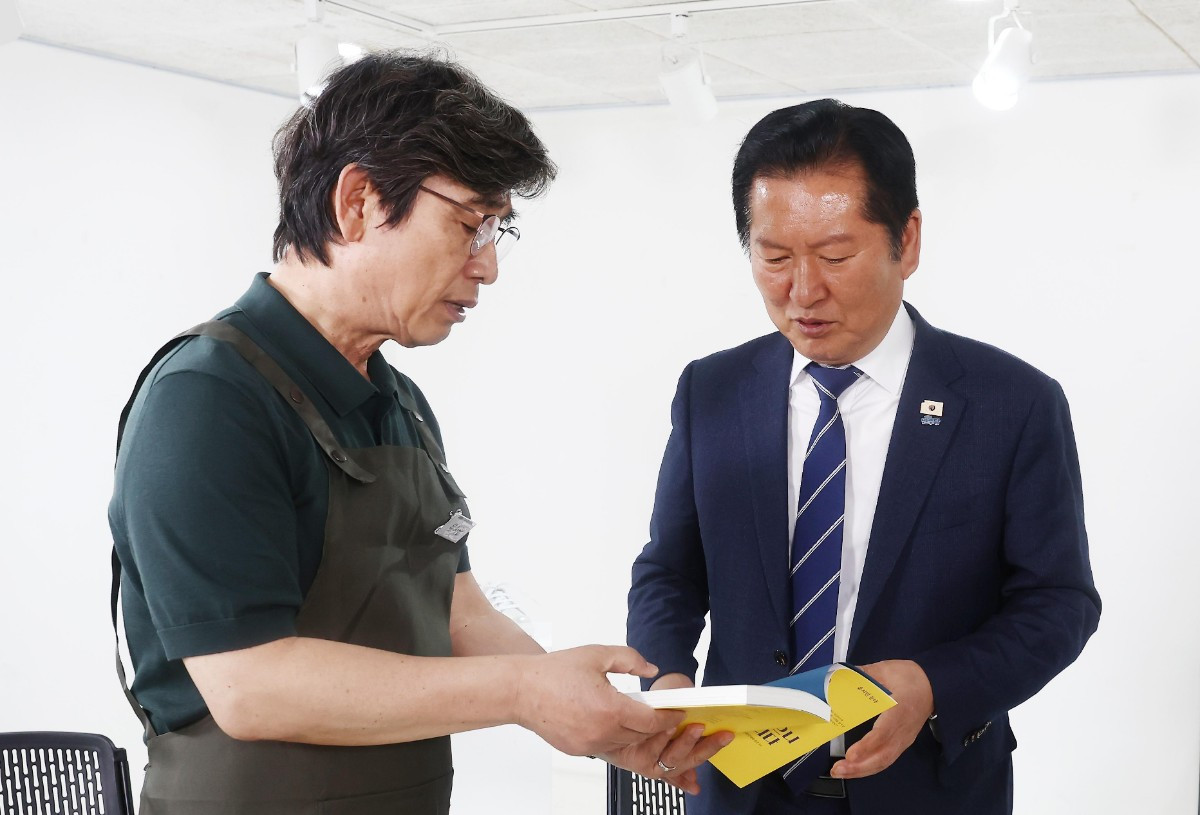 "유시민 어떻게 생각하느냐" 묻자... 정청래 답변은 다른 의원들과 사뭇 달랐다
